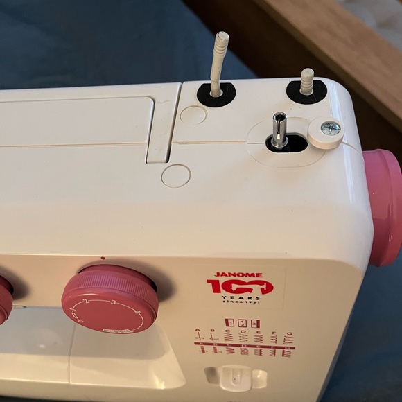 Sewing machine - Picture 2 of 8